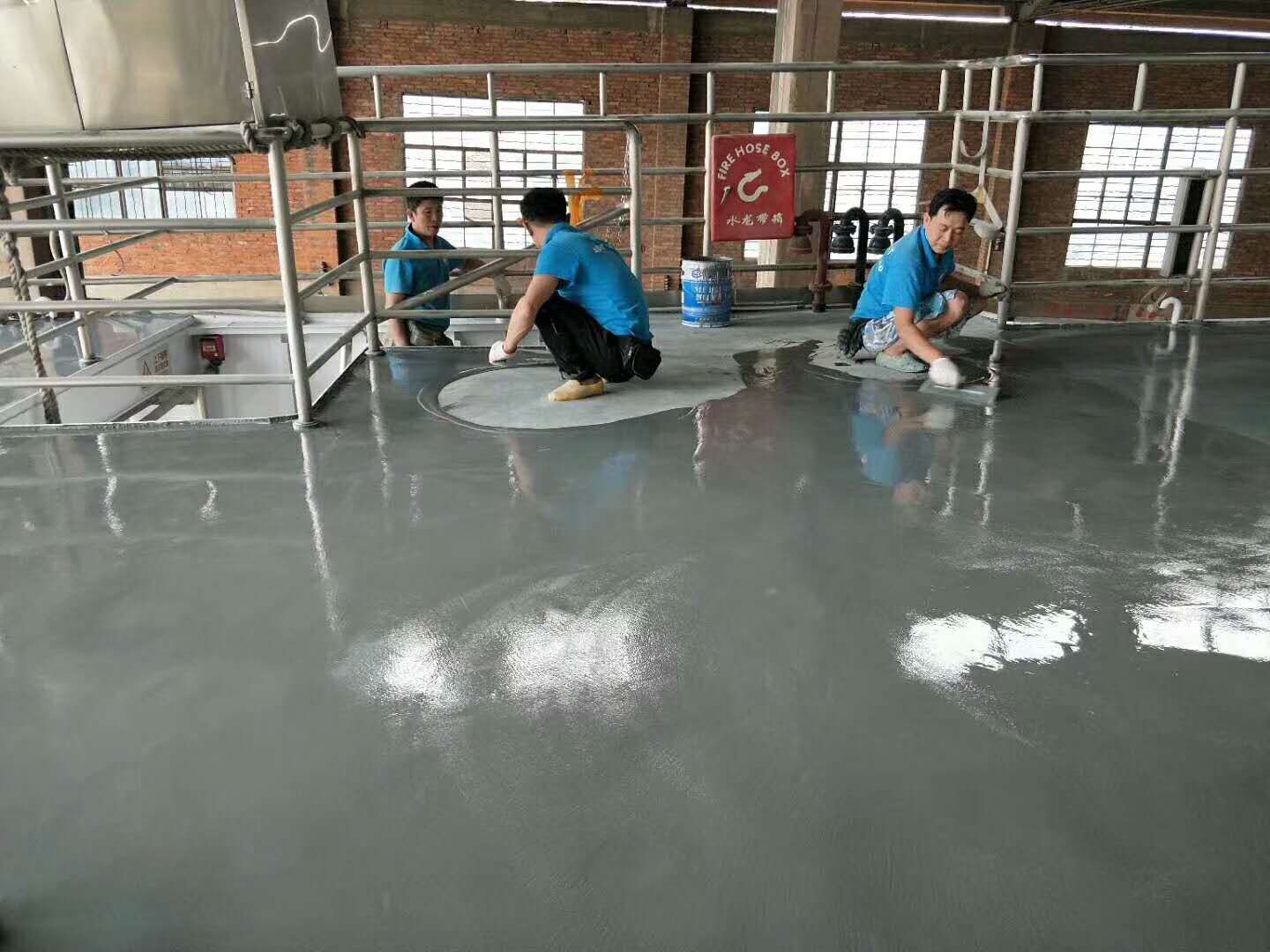 重慶地坪涂料施工流程中為何需要中涂層？
